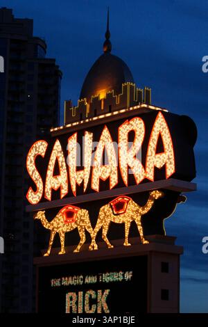 16 MAGGIO 2011: Il segno del Sahara visto all'alba del suo ultimo giorno di funzionamento. L'hotel-casinò Sahara chiude dopo 59 anni di attività sulla Strip di Las Vegas a Las Vegas, Nevada. Le 1.720 camere Sahara hanno aperto nel 1952 ed erano degli ultimi casinò dell'era Rat Pack che operavano sulla Strip (immagine di credito: © Josh Holmberg/Cal Sport Media/ZUMAPRESS.com) Foto Stock
