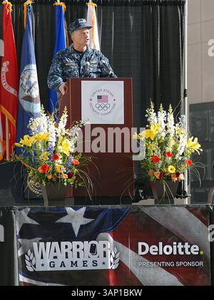 16 maggio 2011 Colorado Springs, CO L'ammiraglio James A. Winfield Jr. Dà il benvenuto agli atleti Warrior in Colorado durante le cerimonie di apertura dei Warrior Games 2011. Oltre 200 membri di servizio in servizio attivo disabili e veterani militari sono pronti a competere ai 2nd Warrior Games, dal 16 al 21 maggio, a Colorado Springs, Colorado. Questo sforzo congiunto tra il Comitato Olimpico degli Stati Uniti e il Dipartimento della difesa è ospitato dall'Olympic Training Center. Gli atleti gareggeranno in nuoto, atletica leggera, ciclismo, tiro con l'arco, tiro a segno, pallavolo seduto e pallacanestro su sedia a rotelle. (Immagine di credito: © Larry Clo Foto Stock
