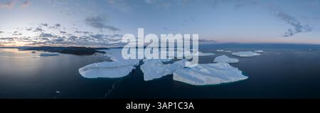 Vista aerea del fiordo di ghiaccio Ilulissat in Groenlandia all'ora blu mattutina, Artico. Foto Stock