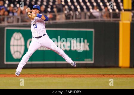 16 maggio 2011: Mike Aviles tira al primo posto dopo aver messo in campo una palla di terra durante la partita MLB tra i Kansas City Royals e i Cleveland Indians al Kauffman Stadium di Kansas City, Missouri (Credit Image: © Kyle Rivas/Cal Sport Media/ZUMAPRESS.com) Foto Stock