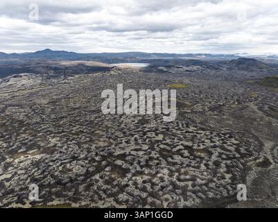 Vista aerea di un vasto campo lavico vicino al cratere Tjarnargigur a Kirkjubaejarklaustur, regione meridionale, Islanda. Foto Stock