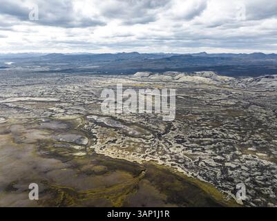 Vista aerea di un vasto campo lavico vicino al cratere Tjarnargigur a Kirkjubaejarklaustur, regione meridionale, Islanda. Foto Stock