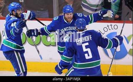 18 maggio 2011 - Vancouver, B.. C, Canada - VANCOUVER, B.C.: 18 MAGGIO 2011 -- Vancouver Canucks Raffi Torres (centro) celebra il suo gol contro i San Jose Sharks con i compagni di squadra Maxim Lapierre (a sinistra) e Christian Ehrhoff (a destra) nel primo periodo di partita due delle finali della Western Conference durante i playoff della Stanley Cup 2011 alla Rogers Arena di Vancouver, B.C. 18 maggio 2011. (Immagine di credito: © Steve Bosch/Postmedia News/ZUMAPRESS.com) Foto Stock