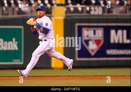 16 maggio 2011: Mike Aviles n. 13 di Kansas City in azione durante la partita MLB tra i Kansas City Royals e i Cleveland Indians al Kauffman Stadium di Kansas City, Missouri (Credit Image: © Kyle Rivas/Cal Sport Media/ZUMAPRESS.com) Foto Stock