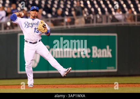 16 maggio 2011: Mike Aviles n. 13 di Kansas City in azione durante la partita MLB tra i Kansas City Royals e i Cleveland Indians al Kauffman Stadium di Kansas City, Missouri (Credit Image: © Kyle Rivas/Cal Sport Media/ZUMAPRESS.com) Foto Stock