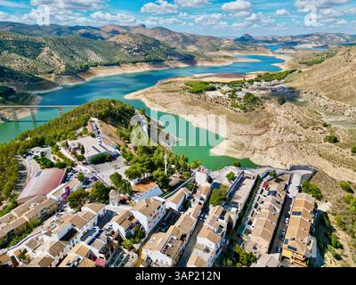 Vista aerea del tranquillo villaggio di Iznajar con un bellissimo lago, montagne e una tranquilla campagna, Cordova, Spagna. Foto Stock