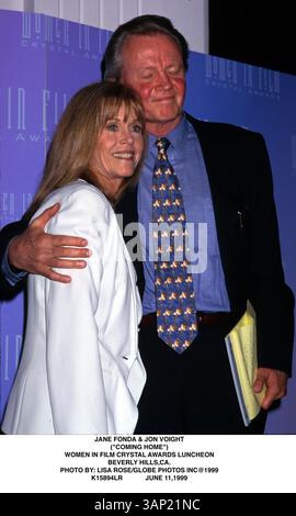 11 giugno 1999 - K15894LR 06/11/99.JANE FONDA & JON VOIGHT. (''RITORNO A CASA''). LE DONNE NEL FILM CRYSTAL AWARDS PRANZO. BEVERLY HILLS, CALIFORNIA. LISA ROSE/ 1999 (immagine di credito: © Globe Photos/ZUMAPRESS.com) Foto Stock