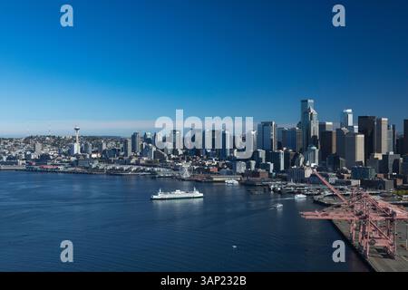Vista aerea dello splendido skyline e del lungomare con Space Needle e Elliot Bay, Seattle, Stati Uniti. Foto Stock