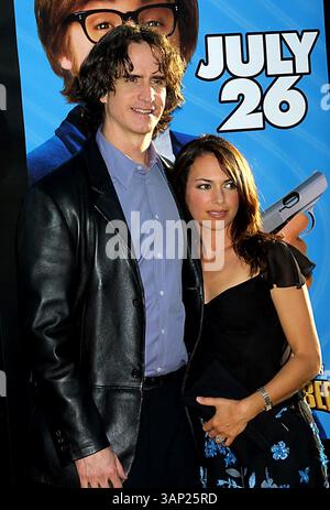22 LUGLIO 2002 - K25637EG: AUSTIN POWERS IN GOLDMEMBER. UNIVERSAL AMPHITHEATRE, UNIVERSAL CITY, CA 22/07/2002.JAY ROACH E SUSANNA HOFFS. ED GELLER/ 2002 (immagine di credito: © Globe Photos/ZUMAPRESS.com) Foto Stock
