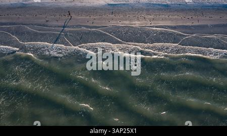 Vista aerea della spiaggia sabbiosa con una persona che corre sulla riva, Pass-A-Grille, Florida, Stati Uniti. Foto Stock