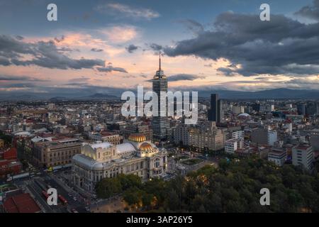 Vista aerea di Torre Latinoamericana e Palacio de Bellas Artes al tramonto sul vibrante paesaggio urbano di Cuauhtemoc, Messico. Foto Stock