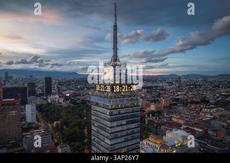 Vista aerea della torre latinoamericana e del palacio de bellas artes al tramonto sul centro di alameda, Cuauhtemoc, Messico. Foto Stock