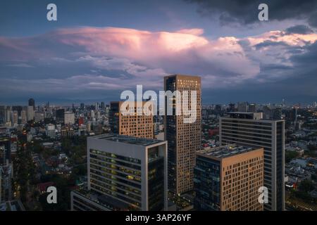 Vista aerea della torre Miyana e degli edifici moderni al tramonto a Polanco, città del Messico, Messico. Foto Stock