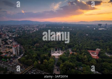 Vista aerea del Castillo de Chapultepec e del Monumento a los Ninos Heroes nel parco Bosque de Chapultepec al tramonto, Miguel Hidalgo, Messico. Foto Stock