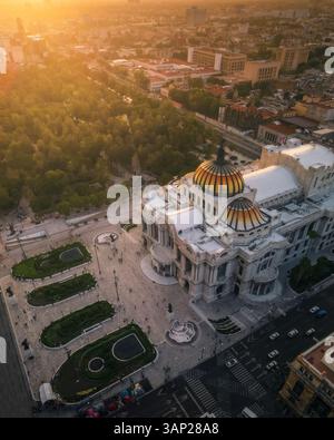 Vista aerea del tramonto dorato sulla storica Alameda Central e sull'elegante Palacio de Bellas Artes, città del Messico, Messico. Foto Stock