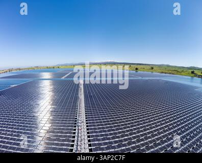 Vista aerea di un serbatoio d'acqua coperto da pannelli solari galleggianti, Orvim Reservoir, Golan Heights, Israele. Foto Stock