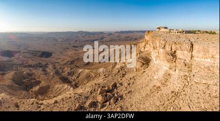 Vista aerea panoramica del centro visitatori di Ramon e del Ramon Makhtesh all'alba, Mizpe Ramon, Negev, Israele. Foto Stock