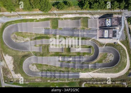 Aigle, Svizzera - 19 agosto 2022: Veduta aerea di un circuito di kart ad Aigle, Svizzera. Foto Stock