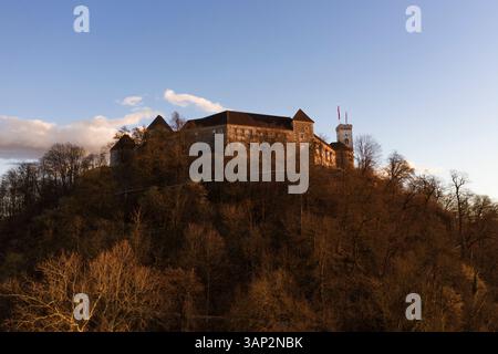 Vista aerea del castello di Lubiana su una collina circondata da alberi al tramonto, Lubiana, Slovenia. Foto Stock