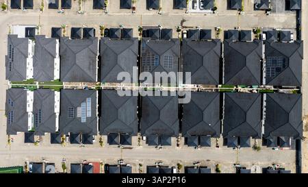 Vista aerea dei tetti urbani organizzati e degli edifici moderni in un quartiere residenziale, Lagos, Nigeria. Foto Stock