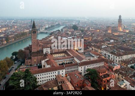Veduta aerea della basilica di santa anastasia e del fiume adige nel bel centro storico di verona. Foto Stock