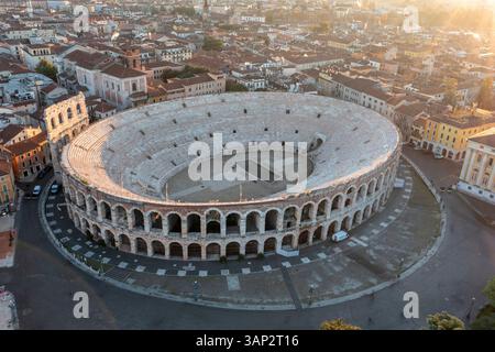 Vista aerea della storica arena di verona e dell'anfiteatro romano in piazza Bra, verona, italia. Foto Stock