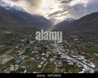 Vista aerea del tramonto sul villaggio di Aliabad nella valle dell'Hunza, Gilgit Baltistan, Pakistan, catena del Karakoram, Himalaya. Foto Stock