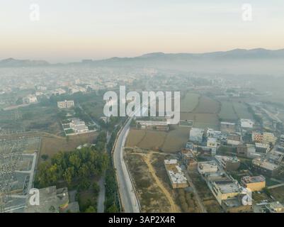 Vista aerea dell'area residenziale semi-rurale chiamata B17, Taxila, Islamabad Capital Territory, Pakistan. Foto Stock