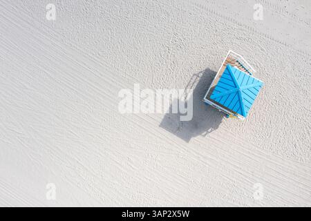 Vista aerea di una capanna bagnino su una spiaggia tranquilla con sabbia e mare blu, Hollywood, Stati Uniti. Foto Stock