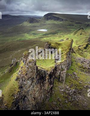 Vista aerea del suggestivo paesaggio di Quiraing con aspre montagne e un tranquillo lago, Portree, Regno Unito. Foto Stock