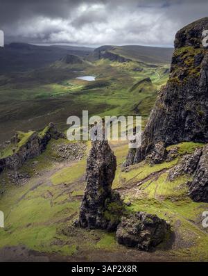 Vista aerea delle spettacolari formazioni rocciose e delle maestose montagne di Quiraing, Isola di Skye, Regno Unito. Foto Stock