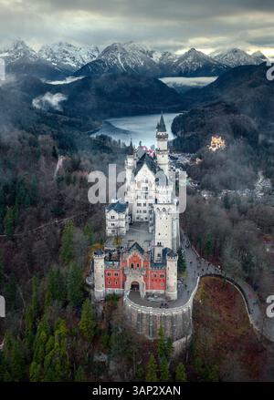 Vista aerea del castello di Neuschwanstein, un palazzo storico del XIX secolo su un'aspra collina ai piedi delle Alpi nel sud della Germania. Foto Stock