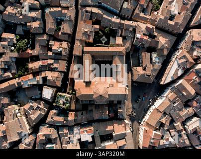 Vista aerea sulle strade e sui vecchi tetti di Viterbo, Italia. Foto Stock