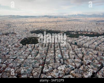 Vista aerea sulle case sui tetti e sui parchi della città di Atene, Grecia. Foto Stock