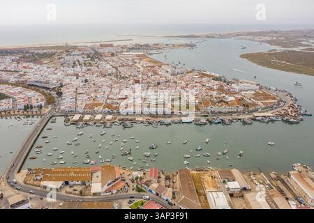 Vista aerea del porto di pescatori e delle barche ancorate lungo il fiume nella città di Isla Cristina, Huelva, Spagna. Foto Stock