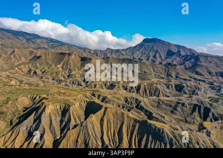Vista aerea delle montagne con il cielo blu nel deserto di Almería, Andalusia, Spagna. Foto Stock