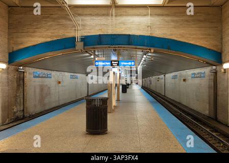 Chicago, Illinois - Stati Uniti - 6 aprile 2025: La Logan Square Blue Line Station di Chicago, Illinois, USA. Foto Stock
