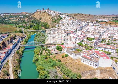 Vista aerea delle case bianche che arrivano fino alla cima della scogliera e del fiume turchese lungo il lato della città di Arcos de la Frontera, Andalusia, Spagna. Foto Stock