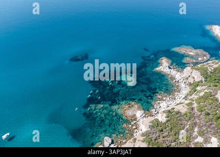 Vista aerea di persone che fanno kayak lungo la costa vicino a Cumpoltitu Beach, Oristano, Sardegna, Italia. Foto Stock