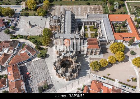 Vista aerea di un monastero gotico di Batalha (Mosteiro de Batalha) in Portogallo. Foto Stock