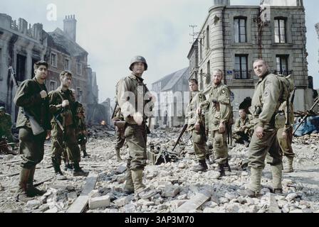 DATA DI USCITA 24 luglio 1998 TITOLO: Saving Private Ryan Captain John Miller (TOM HANKS, centro) è al comando di un'unità di Amercian GIS, tra cui (da sinistra a destra) Private Mellish (ADAM GOLDBERG), Private Parker (DEMITRI GORITSAS), Private Ryan (MATT DAMON) Caporale Henderson (MAXIMILIAN MARTINI) e Sergente Horvath (TOM SIZEMORE), che sono sull'ORIO di un'importante battaglia nella DreamWorks 'Private Pictures e nella "Private Pictures". (Credit Image: © Globe Photos/ZUMA Wire)DATA DI RILASCIO 24 luglio 1998 TITOLO: Saving Private Ryan Foto Stock