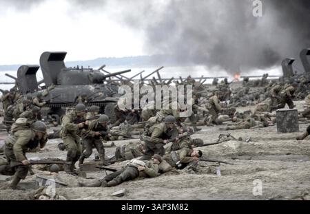 DATA DI USCITA 24 luglio 1998 TITOLO: Salvare il soldato Ryan le forze americane assaltano Omaha Beach durante la massiccia invasione del D-Day della Normandia in una scena della serie televisiva DreamWorks Pictures e Paramount Pictures "salvare il soldato Ryan". (Credit Image: © Globe Photos/ZUMA Wire)DATA DI RILASCIO 24 luglio 1998 TITOLO: Saving Private Ryan Foto Stock