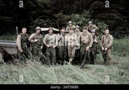 DATA DI USCITA 24 luglio 1998 TITOLO: Saving Private Ryan CAPTAIN DALE DYE (quinto da sinistra) ha preso i membri del cast (primo piano da sinistra a destra) BARRY PEPPER, TOM HANKS, TOM SIZEMORE, EDWARD BURNS, VIN DIESEL, ADAM GOLDBERG, GIOVANNI RIBISI e JEREMY DAVIES attraverso un campo di addestramento in stile militare in preparazione per i loro ruoli in DreamWorks Pictures e Paramount Pictures World War II action drama "Saving Private Ryan". (Credit Image: © Globe Photos/ZUMA Wire)DATA DI RILASCIO 24 luglio 1998 TITOLO: Saving Private Ryan Foto Stock