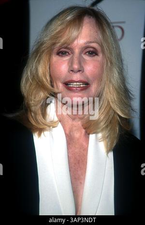 1 GENNAIO 2011 - K23580TR: 12/7/01.LA PRIMA DEL FILM PER ''GOSFORD PARK'' PRESSO L'ACCADEMIA DELLE ARTI E DELLE SCIENZE CINEMATOGRAFICHE DI BEVERLY HILLS, CA..SALLY KELLERMAN. TOM RODRIGUEZ/ 2001 (immagine di credito: © Globe Photos/ZUMAPRESS.com) Foto Stock