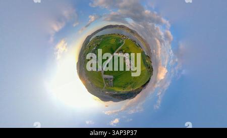 Vista aerea di un minuscolo paesaggio pianeggiante con campi verdi, un tranquillo villaggio e un cielo pittoresco con nuvole, Einsiedeln, Schwyz, Svizzera. Foto Stock