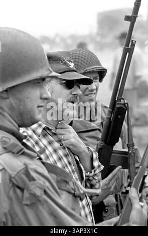 DATA DI USCITA 24 luglio 1998 TITOLO: Saving Private Ryan (da sinistra a destra) TOM HANKS, il regista STEVEN SPIELBERG e EDWARD BURNS discutono di una scena sul set di DreamWorks Pictures e Paramount Pictures World War II drama "Saving Private Ryan". (Credit Image: © Globe Photos/ZUMA Wire)DATA DI RILASCIO 24 luglio 1998 TITOLO: Saving Private Ryan Foto Stock