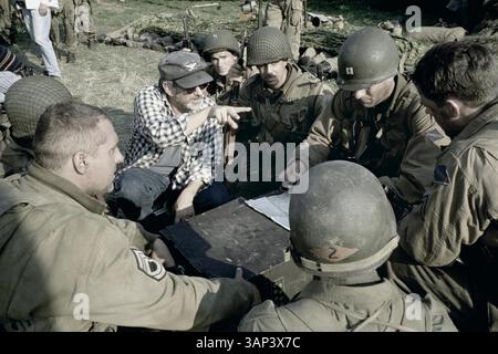 DATA DI USCITA 24 luglio 1998 TITOLO: Saving Private Ryan Director STEVEN SPIELBERG (al centro) passa sopra una scena con (in senso orario dall'alto a destra) JEREMY DAVIES, ADAM GOLDBERG, TOM HANKS, EDWARD BURNS e TOM SIZEMORE sul set di DreamWorks Pictures e Paramount Pictures World War II action drama "Saving Private Ryan". (Credit Image: © Globe Photos/ZUMA Wire)DATA DI RILASCIO 24 luglio 1998 TITOLO: Saving Private Ryan Foto Stock