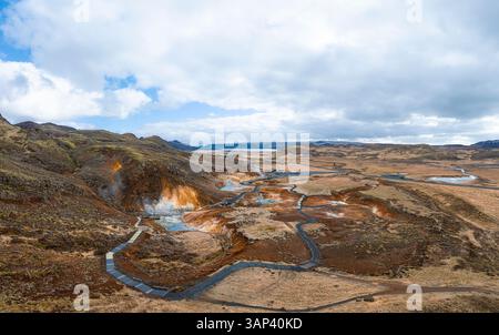 Vista aerea dell'area geotermica con paesaggio vulcanico e fiume, area geotermica di Seltun, Grindavik, Islanda. Foto Stock