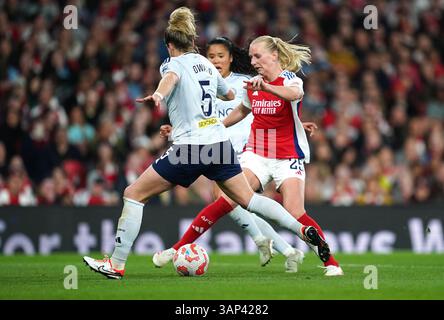 Stina Blackstenius (a destra) dell'Arsenal e Sophie Howard di Leicester City lottano per il pallone durante la partita di Barclays Women's Super League all'Emirates Stadium di Londra. Data foto: Martedì 15 aprile 2025. Foto Stock