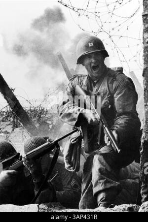 DATA DI USCITA 24 luglio 1998 TITOLO: Saving Private Ryan Captain John Miller (TOM HANKS) Storms Omaha Beach come parte della forza d'invasione del D-Day in DreamWorks Pictures e Paramount Pictures World War II action drama "Saving Private Ryan". (Credit Image: © Globe Photos/ZUMA Wire)DATA DI RILASCIO 24 luglio 1998 TITOLO: Saving Private Ryan Foto Stock